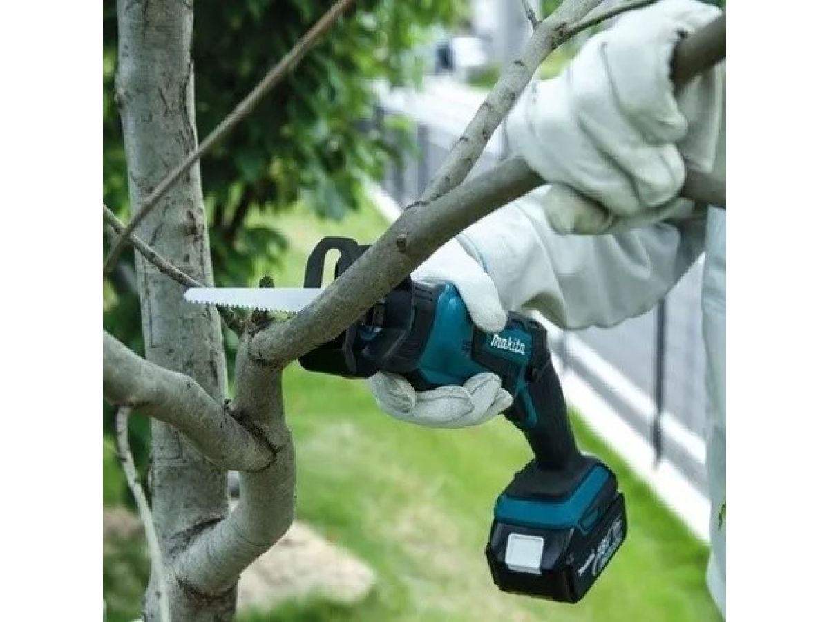 Аккумуляторная сабельная пила MAKITA LXT DJR 183 RFE