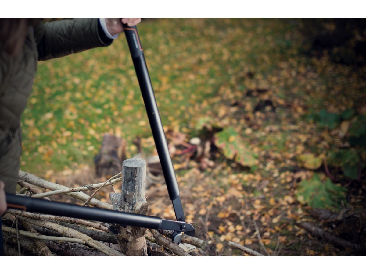 Сучкорез контактный L39 FISKARS SingleStep c загнутыми лезвиями большой 