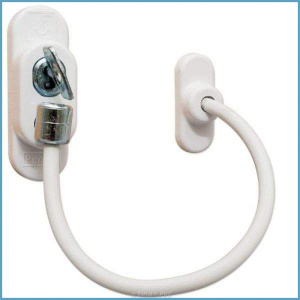 Ogranichitel-otkryvaniya-okon-s-trosom-Penkid-_belyy_