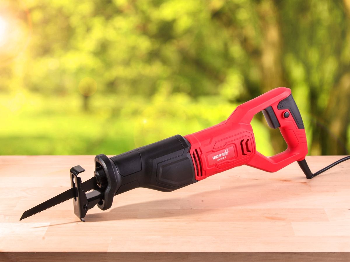 Сабельная пила сетевая WORTEX LX SR1018E +1 пильное полотно 710 Вт