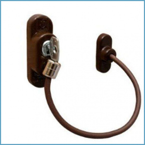 Ogranichitel-otkryvaniya-okon-s-trosom-Penkid-_korichnevyy_